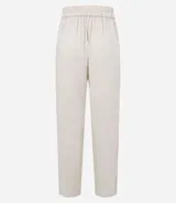 Pantalón celeste de corte recto, confeccionado en tejido de lino y viscosa. Presenta cintura elástica con lazo ajustable, bolsillos laterales y pliegues frontales.