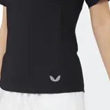 Remera deportiva de manga corta, color negro, con cuello redondo y ajuste al cuerpo. Presenta el logo de Castore en el pecho y en la parte inferior del ruedo.