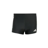 Short de natación para hombre, de calce ajustado y corte corto. Color negro con tres tiras blancas verticales en el lateral izquierdo y el logo de rendimiento de Adidas en blanco en el lateral derecho.
