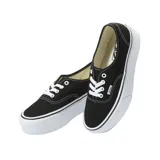 Championes Vans modelo Authentic Stackform, color negro con suela de plataforma blanca. Diseño clásico de lona con cordones blancos y costuras a la vista.