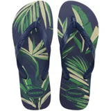 Ojotas Havaianas con base azul marino y estampado de hojas de palmera en tonos verdes y beige.