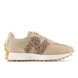 Championes New Balance modelo 327 de dama, color beige con logo "N" de animal print.