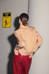 Camisa color camel de poplin de algodón, manga larga y largo a la cintura. Tiene un bolsillo bordado con el isologo de Renée a tono.