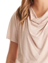 Remera de modal marca Philosophy, con diseño de cuello volcado y mangas cortas.