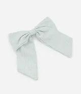 Pinza para el pelo con forma de lazo grande, confeccionada en poliéster con estampado de rayas finas en color verde menta y blanco.