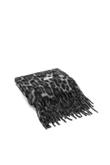 Bufanda de tejido suave con estampado animal print en tonos grises y negros, con terminación de flecos en los extremos y etiqueta de marca cosida.