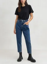Pantalón de jean azul de corte recto con cintura alta y doble botón.
