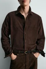 Camisa regular fit de cuero con acabado de ante, color marrón, con cuello solapa abotonada y manga larga.