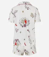 Conjunto de pijama americano corto, compuesto por una camisa de manga corta con cuello solapa y abotonado delantero, y un short con cintura elástica. Estampado con íconos místicos como cartas, corazones y lunas.