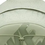 Mochila Nike Hayward negra con estampado abstracto en gris y logo en verde claro. Cuenta con funda para laptop, bolsillos pequeños, elástico frontal y correas acolchadas ajustables.