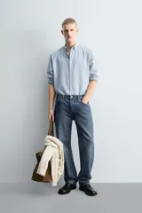 Camisa de corte relajado confeccionada en una mezcla de algodón, lyocell y seda de origen italiano. Presenta cuello abotonado, manga larga con puños abotonados y cierre frontal con botones.