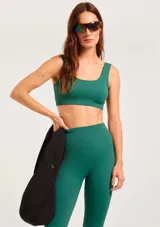 Top deportivo de tejido acanalado sin costuras, con escote redondo y diseño ajustado al cuerpo.