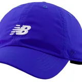 Gorro deportivo New Balance color azul con logo bordado en blanco en el frente.