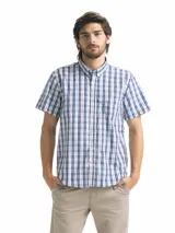 Camisa de hombre a cuadros azules, blancos y negros, de manga corta y corte clásico.