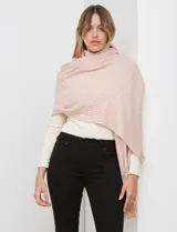 Bufandón tejido de poliéster, color rosa pálido con textura jaspeada en tonos pastel (naranja, lila, gris). Presenta un tejido grueso y flecos en los bordes.