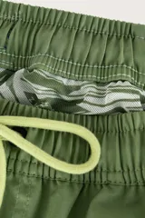 Short de baño verde oliva para hombre, con cintura elástica ajustable con cordón color verde claro y logo bordado en la pierna.