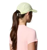 Gorro tipo gorra de visera curva, modelo Speed Trail Ball Cap de Columbia, color amarillo claro con detalles en gris. Incorpora tecnología de ventilación con perforaciones láser y banda interior antitranspirante.