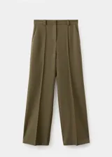 Pantalón de vestir verde militar, de corte recto y tiro alto, con bolsillos laterales y raya central marcada.