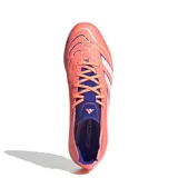 Championes de fútbol Adidas Predator League TF, color naranja con detalles en azul y blanco. Diseñados para césped artificial, cuentan con tecnología Hybridfeel en la parte superior para un mejor control del balón y suela con tapones de goma para mayor tracción.