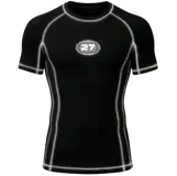 Remera deportiva de manga corta, color negro, con costuras reflectivas en contraste. Presenta un corte ajustado (fit sport) moldeado en gajos y un parche frontal ovalado con un diseño de globo terráqueo con el número 27 en su interior.