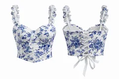 Corset de estilo romántico con estampado floral azul sobre fondo blanco. Presenta copas estructuradas, tirantes con volados y un cierre posterior mediante cordones entrelazados con lazo ajustable.