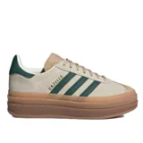 Championes Adidas Gazelle Bold W, color beige con detalles en verde y suela marrón con plataforma.