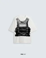 Remera blanca de algodón con estampado frontal de un chaleco antibalas negro con la inscripción "RONA". Corte oversize y unisex.