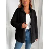 Campera de corderito color blanco, con cuello alto, cierre frontal completo y un bolsillo en el pecho con cierre.