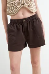 Short de jean azul con cintura elastizada, bolsillos delanteros aplicados y diseño cómodo.