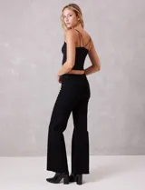 Jean wide leg marca Elan, color negro, de tiro alto con pierna ancha desde la cadera hasta el ruedo. Incluye pretina con pasadores, botón y cierre, y bolsillos funcionales en la parte delantera y trasera. La terminación del ruedo es deshilachada.