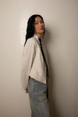 Blazer de lino color crema con bordado a tono en toda la prenda. Diseño sastrero con cuello solapa y cierre frontal con botones forrados.