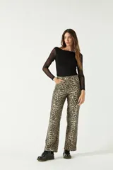 Top de manga larga con transparencias, confeccionado en tejido elástico de color negro, con escote bote.