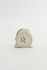 Cinto negro de cuero con hebilla metálica cuadrada y logo grabado.