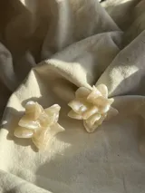 Par de caravanas con forma de flor, hechas a mano en porcelana.