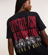 Remera negra de algodón con estampado de la banda Guns N' Roses en el frente y la espalda.
