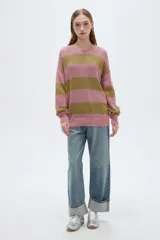 Sweater de tejido de punto calado con diseño a rayas horizontales en color blanco y azul marino, cuello redondo y mangas largas.