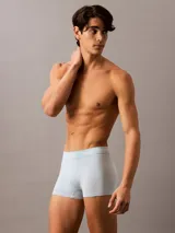 Pack de tres bóxers Calvin Klein de algodón elástico en azul, celeste y gris, con cintura elástica con el logo de la marca.