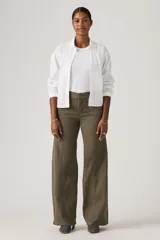 Pantalón de jean estilo wide leg en color verde oliva, con costuras verticales frontales que recorren el largo de las piernas. Presenta un diseño de tiro medio con cierre de botón y cremallera, y bolsillos laterales.