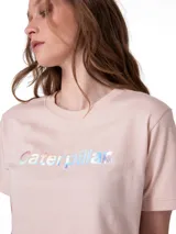 Remera crop de manga corta y cuello redondo, color rosado, con el logo de Caterpillar impreso en el pecho con efecto holográfico y metalizado.