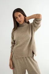 Conjunto de dos piezas compuesto por un sweater de cuello alto con aberturas laterales en el ruedo y un pantalón de corte recto y holgado, ambos confeccionados en tejido de punto suave.
