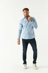 Camisa de manga larga para hombre, color azul claro con microestampado de cuadros. Presenta un corte slim y cuello abotonado.