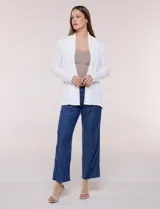 Cárdigan liviano blanco de punto acanalado, confeccionado en viscosa y elastano, con diseño de frente abierto, mangas largas entalladas y silueta fluida.
