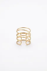 Anillo ajustable de diseño moderno compuesto por múltiples aros entrelazados en acabado dorado brillante.