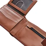 Billetera marrón de cuero con costuras a la vista, cierre con broche y logo metálico de Rip Curl. Cuenta con protección RFID.