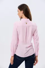 Camisa de lino lisa de manga larga, con cuello clásico y cierre frontal de botones.