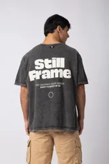 Remera de algodón peinado con efecto de lavado snow que le otorga un aspecto gastado. Presenta un diseño de cuello redondo, mangas cortas y un pequeño estampado gráfico en el pecho.