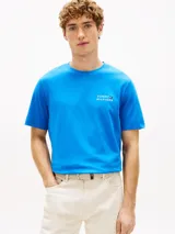 Remera de cuello redondo color azul, de corte regular y manga corta, con el logo de la marca bordado en el pecho.