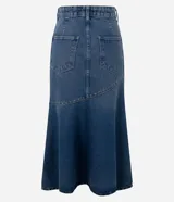 Pollera midi de jean azul, de tiro medio con pretina y pasacintos. Presenta un recorte diagonal en la parte inferior decorado con pequeñas tachas metálicas.