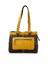 Cartera de cuero marrón de tamaño medio con diseño estructurado, que combina cuero liso y un panel frontal texturizado tipo cocodrilo con bolsillo exterior con cierre. Cuenta con doble asa de hombro y costuras visibles de contraste.