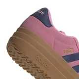 Zapatillas Adidas VL Court Bold de mujer, color rosa con detalles en azul marino y suela marrón.